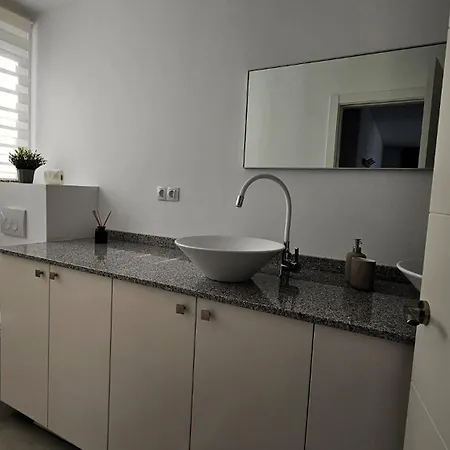 Utopia, فيلة لاجاريس