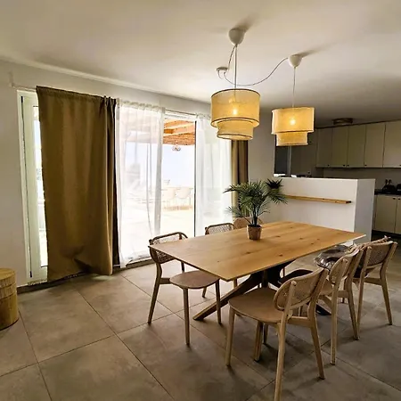 Utopia, فيلة لاجاريس