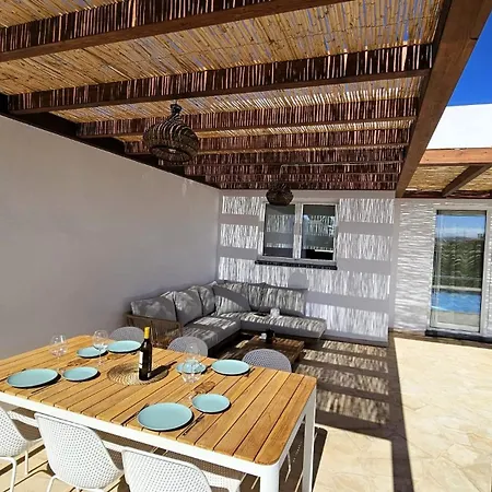 Utopia, Villa Lajares