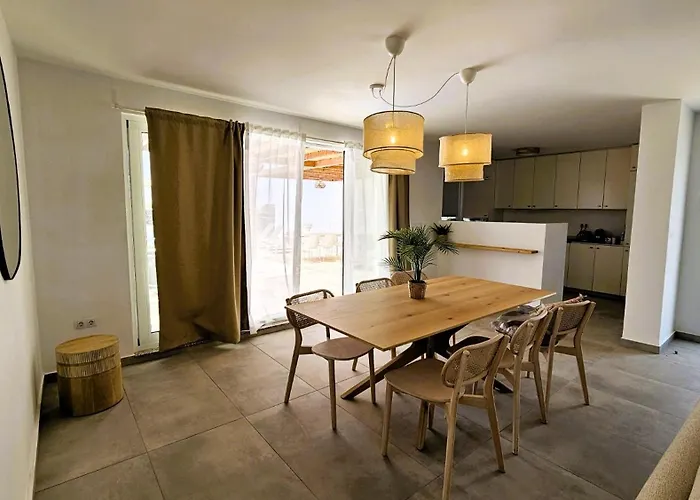 Utopia, Villa Lajares